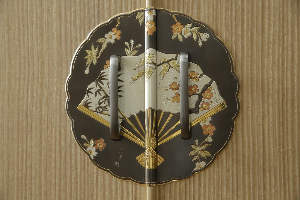 中古　伝統工芸品　伝統工芸士 加藤隆康作　扇・桜・松竹梅がデザインされた金具が華やかな春日部桐箪笥　(R-077372)