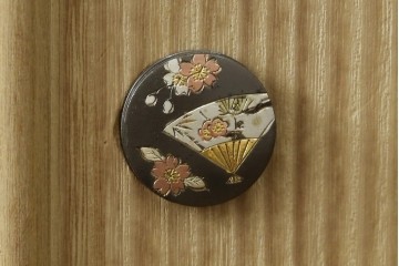 中古　伝統工芸品　伝統工芸士 加藤隆康作　扇・桜・松竹梅がデザインされた金具が華やかな春日部桐箪笥　(R-077372)