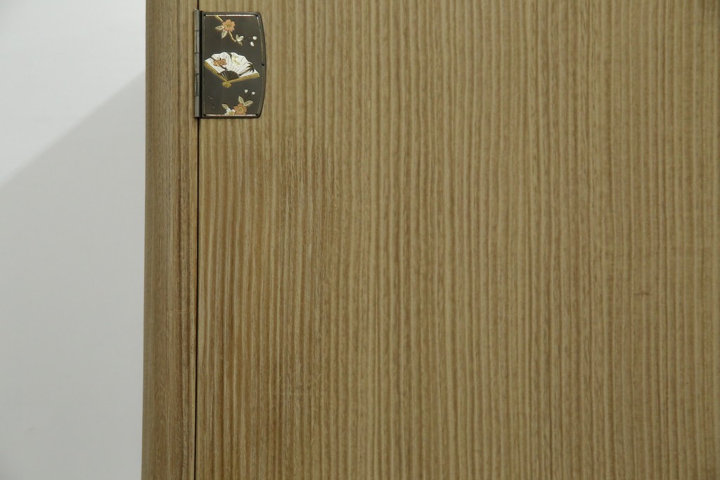 中古　伝統工芸品　伝統工芸士 加藤隆康作　扇・桜・松竹梅がデザインされた金具が華やかな春日部桐箪笥　(R-077372)