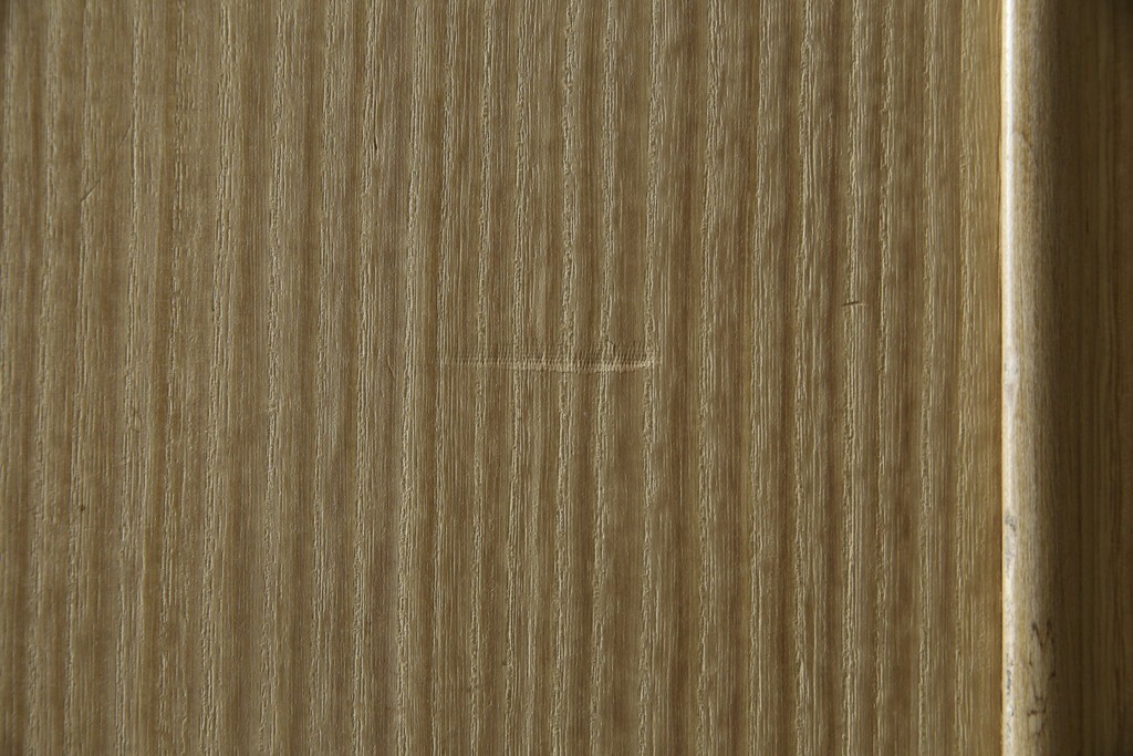 中古　伝統工芸品　伝統工芸士 加藤隆康作　扇・桜・松竹梅がデザインされた金具が華やかな春日部桐箪笥　(R-077372)