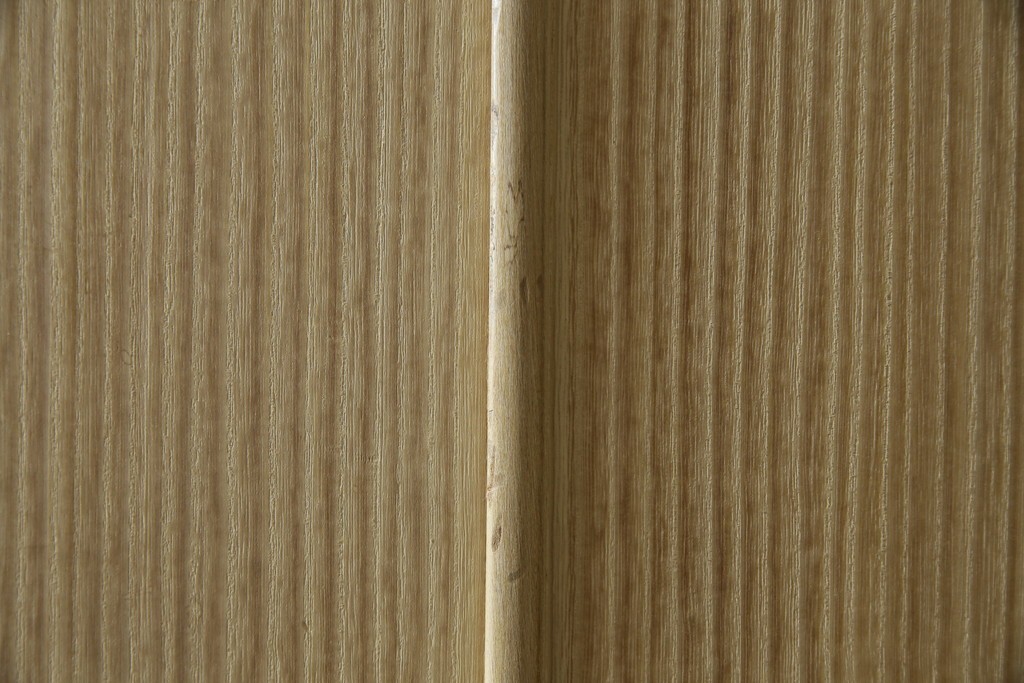 中古　伝統工芸品　伝統工芸士 加藤隆康作　扇・桜・松竹梅がデザインされた金具が華やかな春日部桐箪笥　(R-077372)