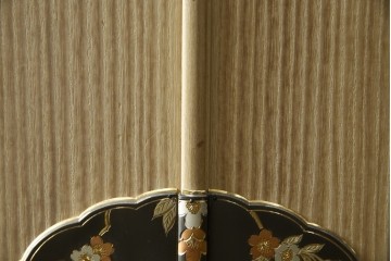 中古　伝統工芸品　伝統工芸士 加藤隆康作　扇・桜・松竹梅がデザインされた金具が華やかな春日部桐箪笥　(R-077372)