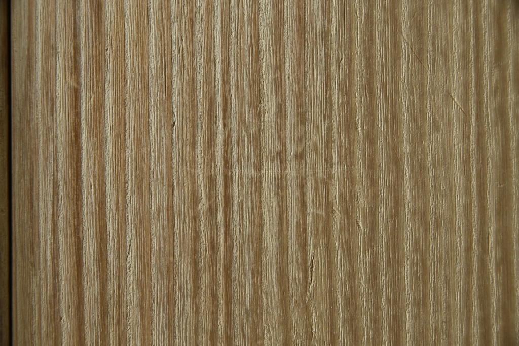 中古　伝統工芸品　伝統工芸士 加藤隆康作　扇・桜・松竹梅がデザインされた金具が華やかな春日部桐箪笥　(R-077372)