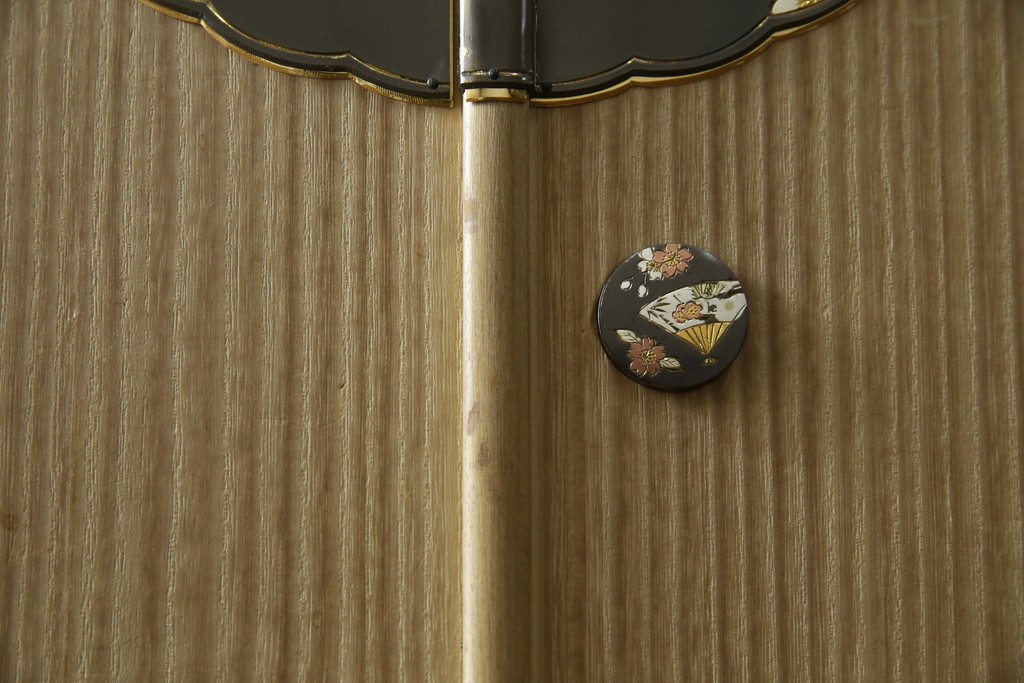 中古　伝統工芸品　伝統工芸士 加藤隆康作　扇・桜・松竹梅がデザインされた金具が華やかな春日部桐箪笥　(R-077372)