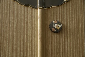 中古　伝統工芸品　伝統工芸士 加藤隆康作　扇・桜・松竹梅がデザインされた金具が華やかな春日部桐箪笥　(R-077372)