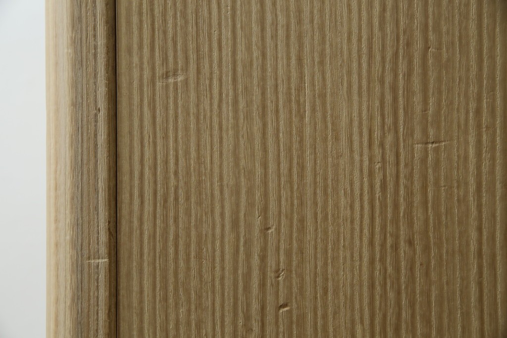 中古　伝統工芸品　伝統工芸士 加藤隆康作　扇・桜・松竹梅がデザインされた金具が華やかな春日部桐箪笥　(R-077372)