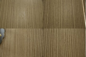 中古　伝統工芸品　伝統工芸士 加藤隆康作　扇・桜・松竹梅がデザインされた金具が華やかな春日部桐箪笥　(R-077372)