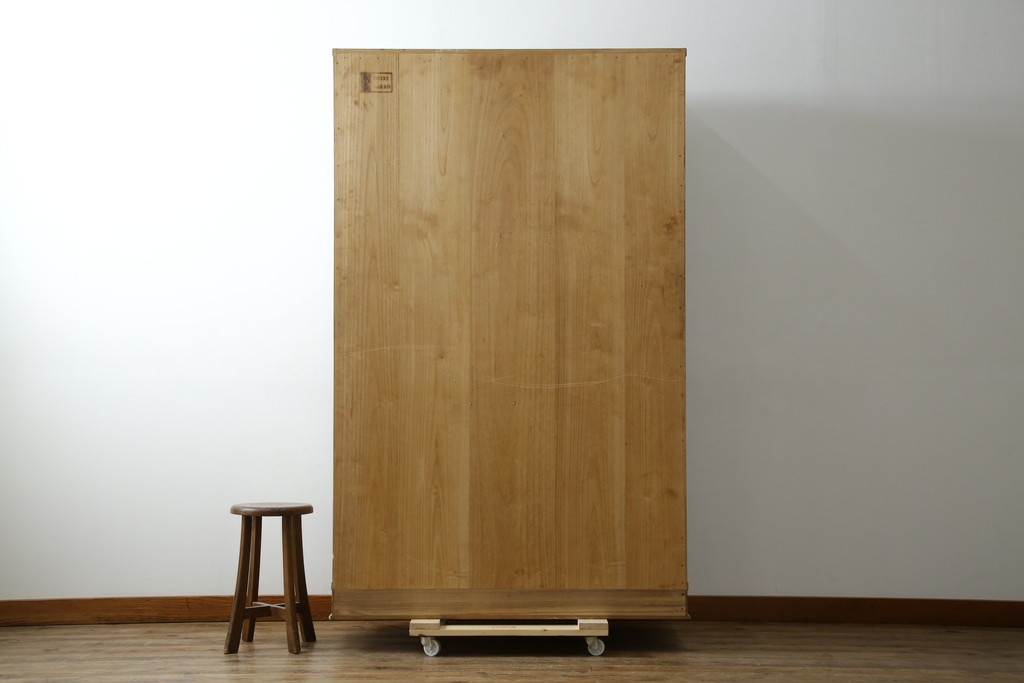 中古　伝統工芸品　伝統工芸士 加藤隆康作　扇・桜・松竹梅がデザインされた金具が華やかな春日部桐箪笥　(R-077372)