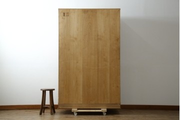 中古　伝統工芸品　伝統工芸士 加藤隆康作　扇・桜・松竹梅がデザインされた金具が華やかな春日部桐箪笥　(R-077372)