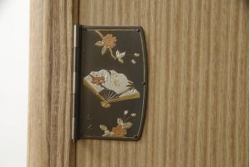 中古　伝統工芸品　伝統工芸士　加藤隆康作　扇と梅がデザインされた金具が華やかな春日部桐箪笥(胴丸、桐たんす、着物箪笥、衣装タンス、和箪笥、引き出し)(R-077372)