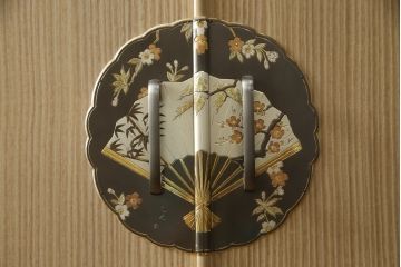 中古　伝統工芸品　伝統工芸士　加藤隆康作　扇と梅がデザインされた金具が華やかな春日部桐箪笥(胴丸、桐たんす、着物箪笥、衣装タンス、和箪笥、引き出し)(R-077372)