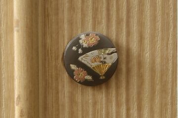 中古　伝統工芸品　伝統工芸士　加藤隆康作　扇と梅がデザインされた金具が華やかな春日部桐箪笥(胴丸、桐たんす、着物箪笥、衣装タンス、和箪笥、引き出し)(R-077372)