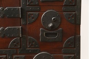 和製アンティーク　特注 高級品!!　総欅(ケヤキ)材　新潟県見附市産　観音扉付き帳場箪笥(時代箪笥、和箪笥、収納箪笥、整理箪笥、引き出し)(R-077374)