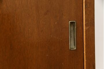 和製アンティーク　銀モールガラスが昔懐かしい雰囲気を醸し出す作業台付きの食器棚(カップボード、戸棚、収納棚)(R-077378)
