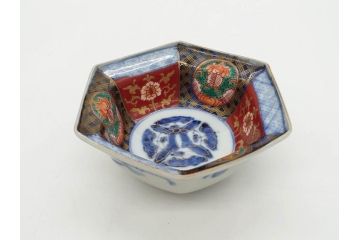 幕末〜明治　伊万里焼　4.1寸　約13cm　金襴手が見事な六角皿5枚セット(色絵、花文、裏印、深鉢、変形皿、小鉢、向付、器、四寸一分、和食器)(R-077385)
