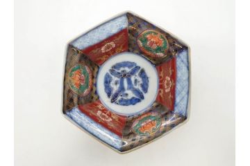 幕末〜明治　伊万里焼　4.1寸　約13cm　金襴手が見事な六角皿5枚セット(色絵、花文、裏印、深鉢、変形皿、小鉢、向付、器、四寸一分、和食器)(R-077385)