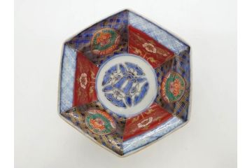 幕末〜明治　伊万里焼　4.1寸　約13cm　金襴手が見事な六角皿5枚セット(色絵、花文、裏印、深鉢、変形皿、小鉢、向付、器、四寸一分、和食器)(R-077385)