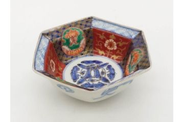幕末〜明治　伊万里焼　4.1寸　約13cm　金襴手が見事な六角皿5枚セット(色絵、花文、裏印、深鉢、変形皿、小鉢、向付、器、四寸一分、和食器)(R-077385)