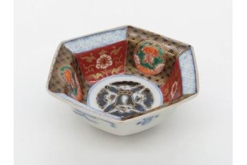幕末〜明治　伊万里焼　4.1寸　約13cm　金襴手が見事な六角皿5枚セット(色絵、花文、裏印、深鉢、変形皿、小鉢、向付、器、四寸一分、和食器)(R-077386)