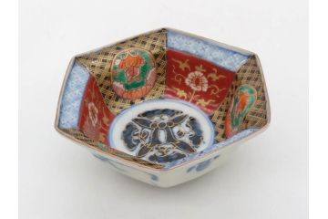 幕末〜明治　伊万里焼　4.1寸　約13cm　金襴手が見事な六角皿5枚セット(色絵、花文、裏印、深鉢、変形皿、小鉢、向付、器、四寸一分、和食器)(R-077386)