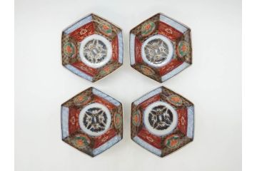 幕末〜明治　伊万里焼　4.1寸　約13cm　金襴手が見事な六角皿4枚セット(色絵、花文、裏印、深鉢、変形皿、小鉢、向付、器、四寸一分、和食器)(R-077387)
