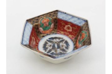 幕末〜明治　伊万里焼　4.1寸　約13cm　金襴手が見事な六角皿4枚セット(色絵、花文、裏印、深鉢、変形皿、小鉢、向付、器、四寸一分、和食器)(R-077387)