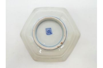 幕末〜明治　伊万里焼　4.1寸　約13cm　金襴手が見事な六角皿4枚セット(色絵、花文、裏印、深鉢、変形皿、小鉢、向付、器、四寸一分、和食器)(R-077387)