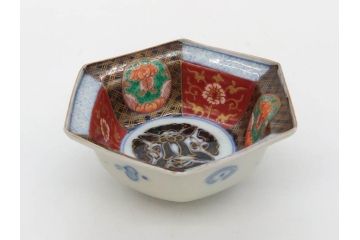 幕末〜明治　伊万里焼　4.1寸　約13cm　金襴手が見事な六角皿4枚セット(色絵、花文、裏印、深鉢、変形皿、小鉢、向付、器、四寸一分、和食器)(R-077387)