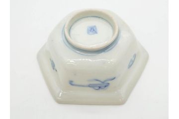 幕末〜明治　伊万里焼　4.1寸　約13cm　金襴手が見事な六角皿4枚セット(色絵、花文、裏印、深鉢、変形皿、小鉢、向付、器、四寸一分、和食器)(R-077387)