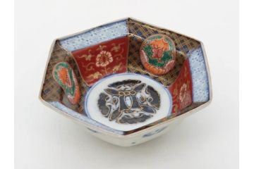 幕末〜明治　伊万里焼　4.1寸　約13cm　金襴手が見事な六角皿4枚セット(色絵、花文、裏印、深鉢、変形皿、小鉢、向付、器、四寸一分、和食器)(R-077387)