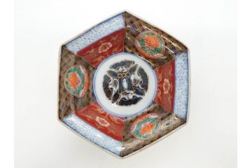 幕末〜明治　伊万里焼　4.1寸　約13cm　金襴手が見事な六角皿4枚セット(色絵、花文、裏印、深鉢、変形皿、小鉢、向付、器、四寸一分、和食器)(R-077387)