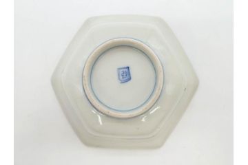 幕末〜明治　伊万里焼　4.1寸　約13cm　金襴手が見事な六角皿4枚セット(色絵、花文、裏印、深鉢、変形皿、小鉢、向付、器、四寸一分、和食器)(R-077387)