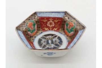 幕末〜明治　伊万里焼　4.1寸　約13cm　金襴手が見事な六角皿4枚セット(色絵、花文、裏印、深鉢、変形皿、小鉢、向付、器、四寸一分、和食器)(R-077387)