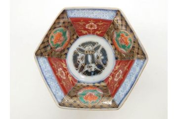 幕末〜明治　伊万里焼　4.1寸　約13cm　金襴手が見事な六角皿4枚セット(色絵、花文、裏印、深鉢、変形皿、小鉢、向付、器、四寸一分、和食器)(R-077387)
