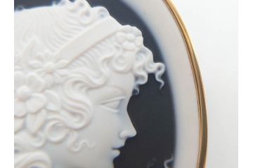 アクセサリー　カメオ　K18刻印あり(18金)　エレガントなアクセントになるブローチ(ゴールド、ファッション小物、女性、横顔、浮き彫り)(R-077388)