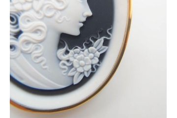 アクセサリー　カメオ　K18刻印あり(18金)　エレガントなアクセントになるブローチ(ゴールド、ファッション小物、女性、横顔、浮き彫り)(R-077388)
