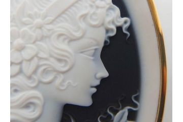 アクセサリー　カメオ　K18刻印あり(18金)　エレガントなアクセントになるブローチ(ゴールド、ファッション小物、女性、横顔、浮き彫り)(R-077388)