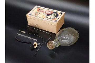 大正〜昭和初期　FEEDING BOTTLE　I.IWASAKI&CO.　レトロなディスプレイを盛り上げるエンボス瓶(哺乳瓶、ボトル、日本製、ガラス瓶)(R-077391)