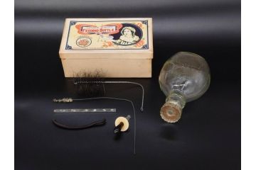 大正〜昭和初期　FEEDING BOTTLE　I.IWASAKI&CO.　レトロなディスプレイを盛り上げるエンボス瓶(哺乳瓶、ボトル、日本製、ガラス瓶)(R-077391)
