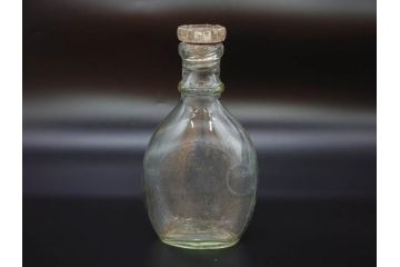 大正〜昭和初期　FEEDING BOTTLE　I.IWASAKI&CO.　レトロなディスプレイを盛り上げるエンボス瓶(哺乳瓶、ボトル、日本製、ガラス瓶)(R-077391)