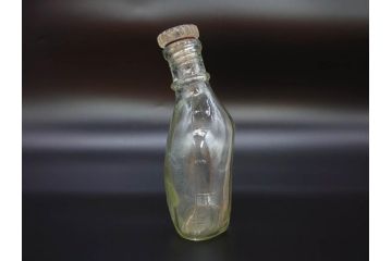 大正〜昭和初期　FEEDING BOTTLE　I.IWASAKI&CO.　レトロなディスプレイを盛り上げるエンボス瓶(哺乳瓶、ボトル、日本製、ガラス瓶)(R-077391)