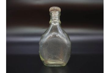 大正〜昭和初期　FEEDING BOTTLE　I.IWASAKI&CO.　レトロなディスプレイを盛り上げるエンボス瓶(哺乳瓶、ボトル、日本製、ガラス瓶)(R-077391)