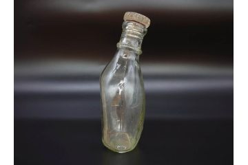 大正〜昭和初期　FEEDING BOTTLE　I.IWASAKI&CO.　レトロなディスプレイを盛り上げるエンボス瓶(哺乳瓶、ボトル、日本製、ガラス瓶)(R-077391)