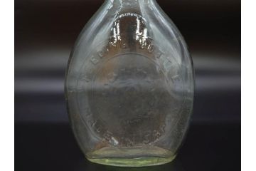 大正〜昭和初期　FEEDING BOTTLE　I.IWASAKI&CO.　レトロなディスプレイを盛り上げるエンボス瓶(哺乳瓶、ボトル、日本製、ガラス瓶)(R-077391)