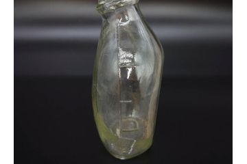 大正〜昭和初期　FEEDING BOTTLE　I.IWASAKI&CO.　レトロなディスプレイを盛り上げるエンボス瓶(哺乳瓶、ボトル、日本製、ガラス瓶)(R-077391)