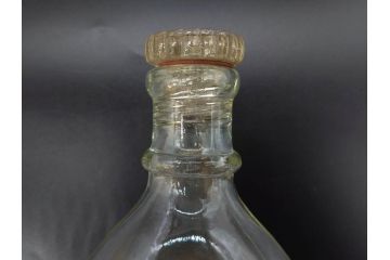 大正〜昭和初期　FEEDING BOTTLE　I.IWASAKI&CO.　レトロなディスプレイを盛り上げるエンボス瓶(哺乳瓶、ボトル、日本製、ガラス瓶)(R-077391)