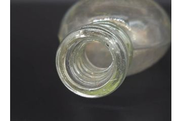 大正〜昭和初期　FEEDING BOTTLE　I.IWASAKI&CO.　レトロなディスプレイを盛り上げるエンボス瓶(哺乳瓶、ボトル、日本製、ガラス瓶)(R-077391)