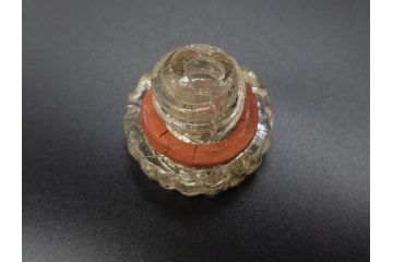 大正〜昭和初期　FEEDING BOTTLE　I.IWASAKI&CO.　レトロなディスプレイを盛り上げるエンボス瓶(哺乳瓶、ボトル、日本製、ガラス瓶)(R-077391)