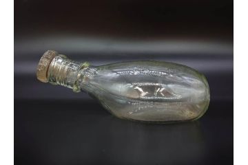 大正〜昭和初期　FEEDING BOTTLE　I.IWASAKI&CO.　レトロなディスプレイを盛り上げるエンボス瓶(哺乳瓶、ボトル、日本製、ガラス瓶)(R-077391)