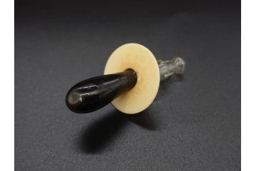 大正〜昭和初期　FEEDING BOTTLE　I.IWASAKI&CO.　レトロなディスプレイを盛り上げるエンボス瓶(哺乳瓶、ボトル、日本製、ガラス瓶)(R-077391)